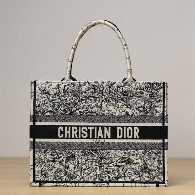中號 BOOK TOTE 手袋奶白色和黑色 Dior Zodiac 刺繡
