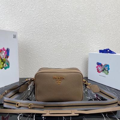 Prada 牛皮斜背包