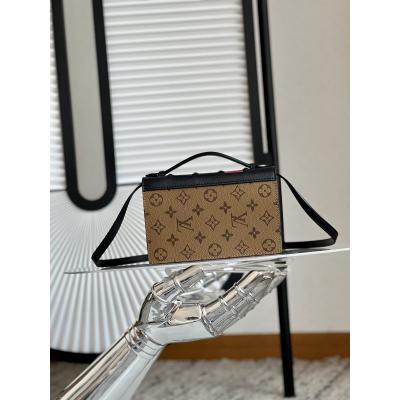 Book Chain Wallet 手袋 M81830