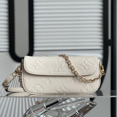 M82210 Wallet On Chain Ivy 手袋 奶白色
