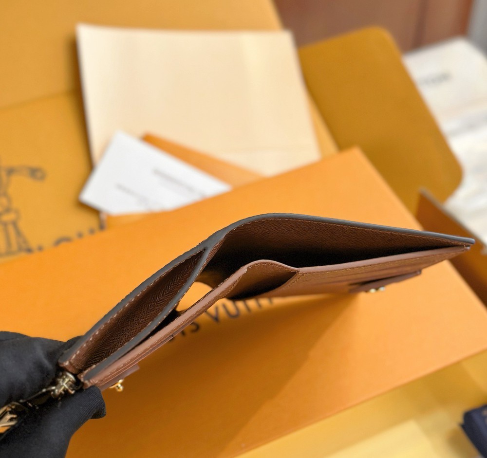 M83605 Lisa短夾老花_4