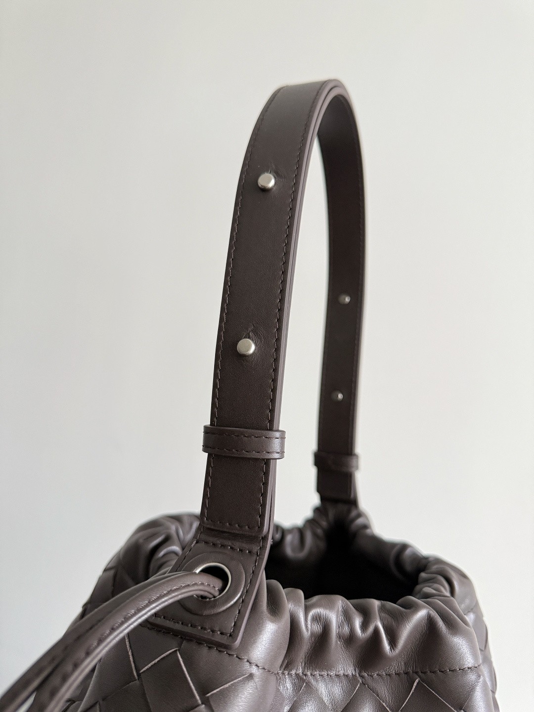 836020 Biblioteca Bucket水桶包黑棕色_8