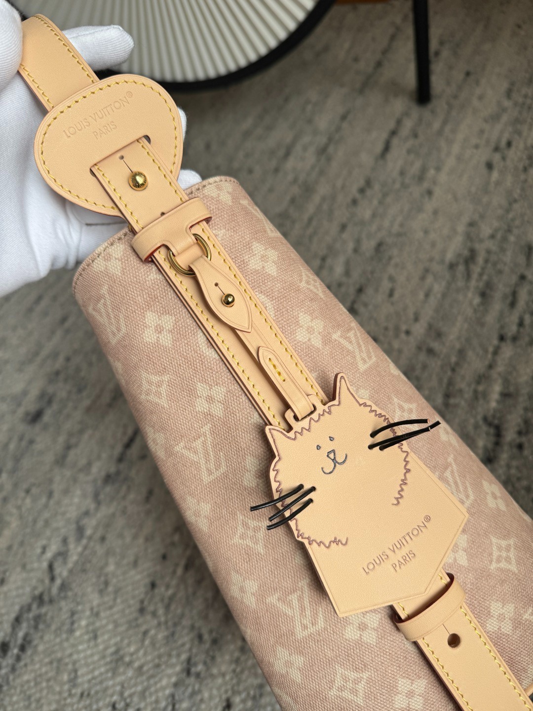 M25727 All In 大號 貓系水桶包_4