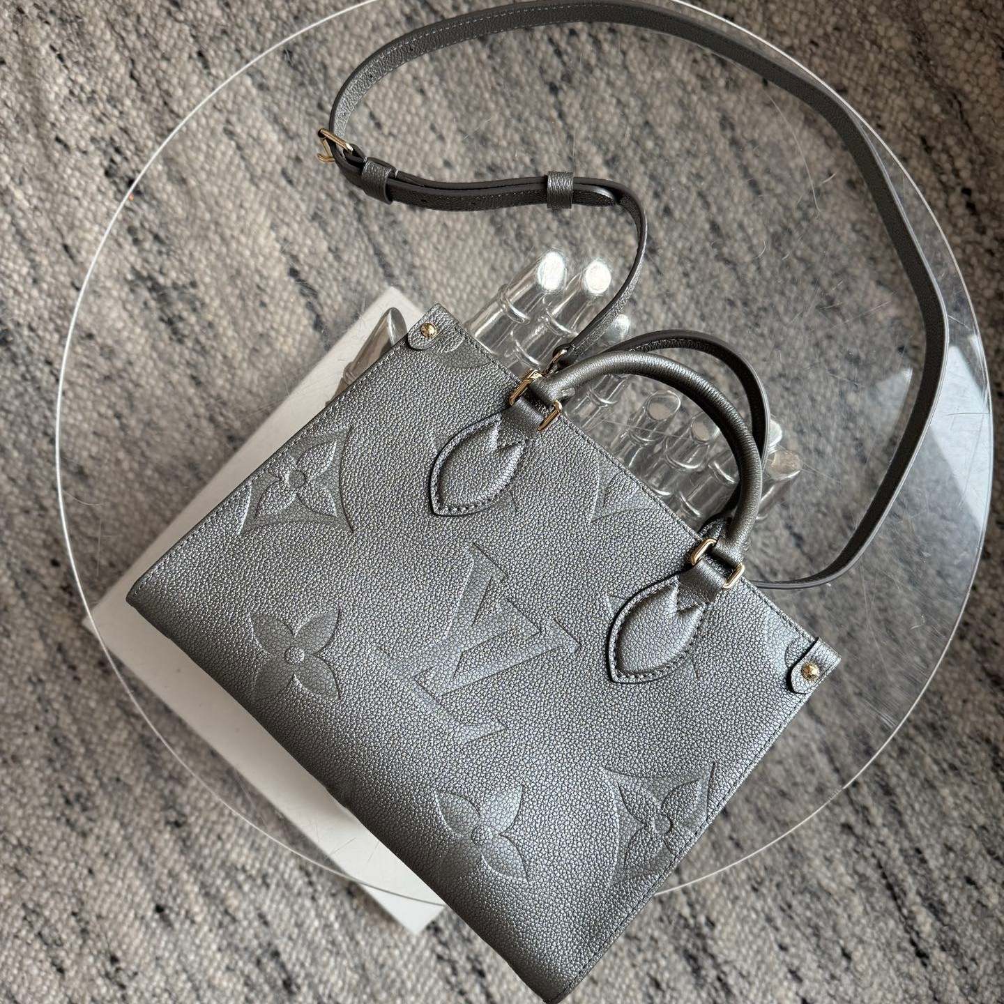 M12886 Onthego小號Tote包 鐵灰_3