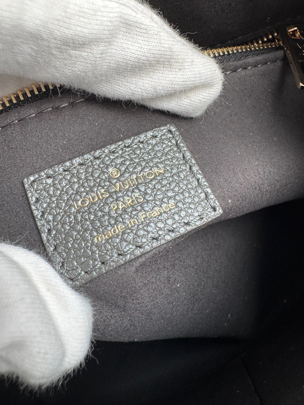 M12886 Onthego小號Tote包 鐵灰_10