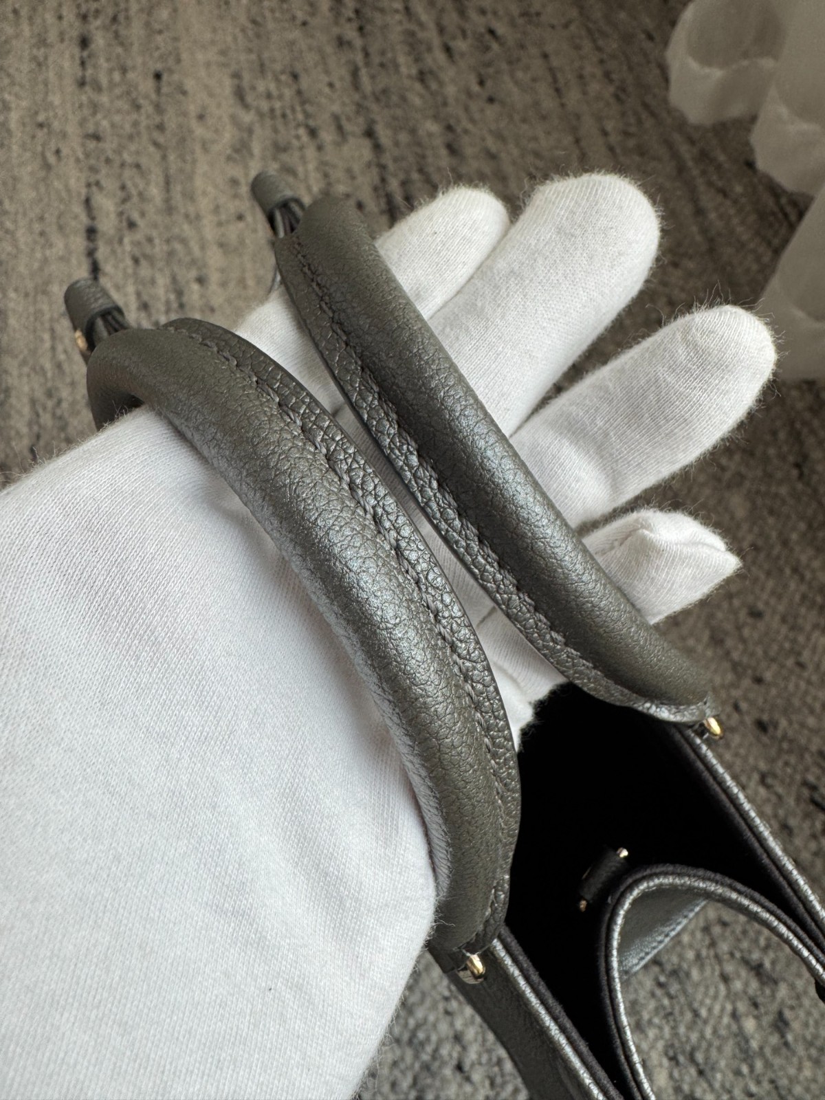 M12886 Onthego小號Tote包 鐵灰_11