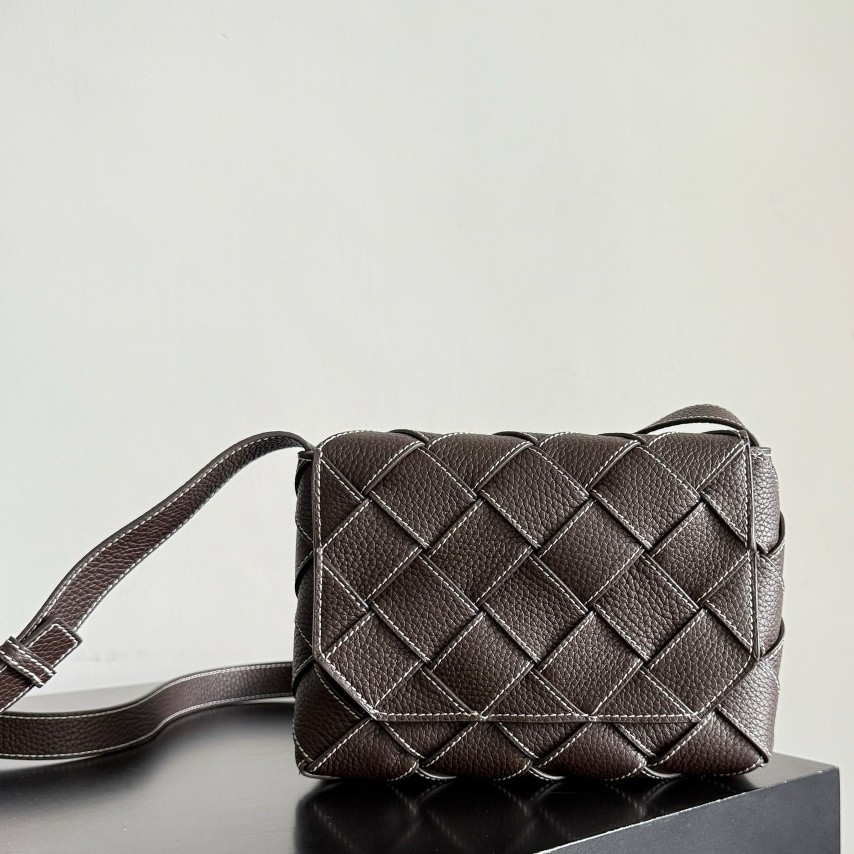 795637 Diago男士斜挎包 縫線黑棕_3