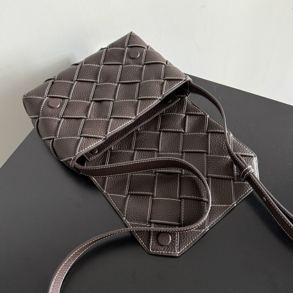 795637 Diago男士斜挎包 縫線黑棕_6