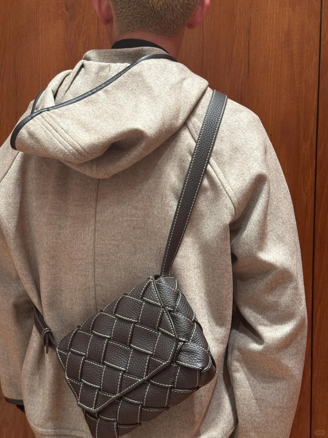 795637 Diago男士斜挎包 縫線黑棕_12