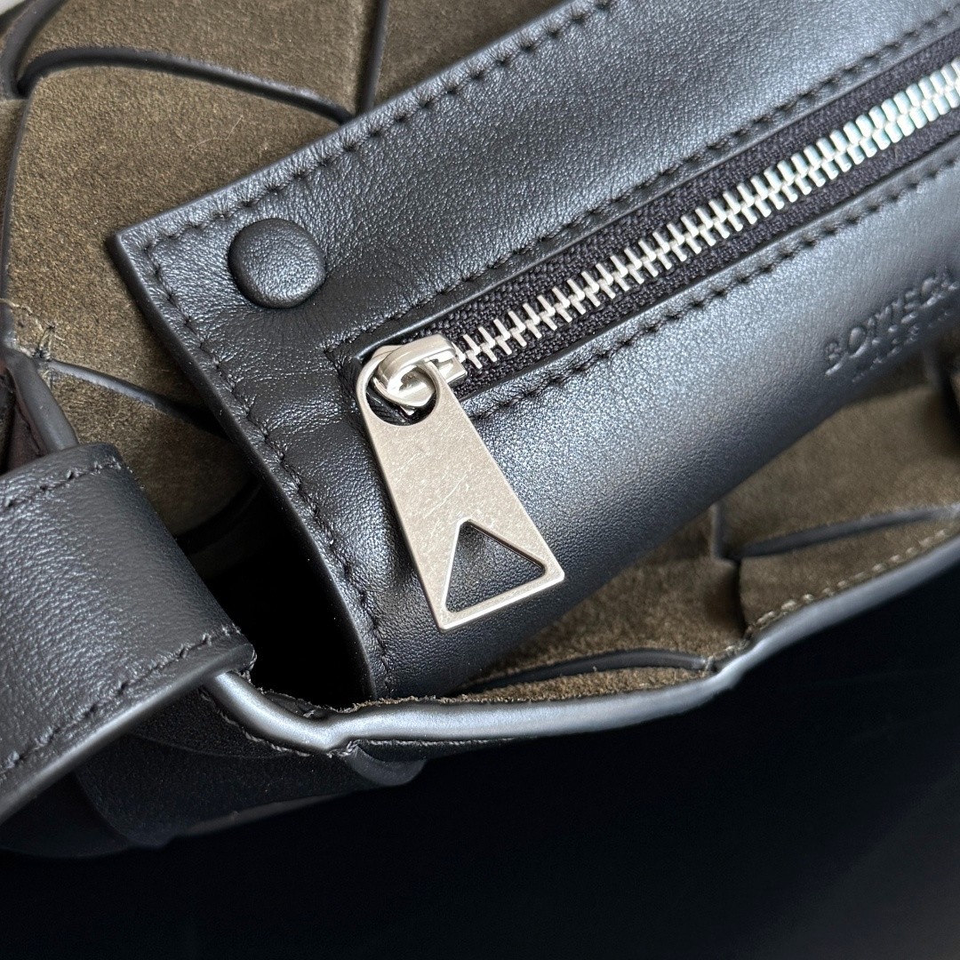 795637 Diago男士斜挎包 平紋黑色（蛇頭五金）_8