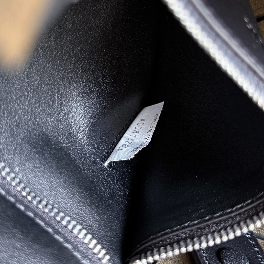 795637 Diago男士斜挎包 平紋黑色（蛇頭五金）_10