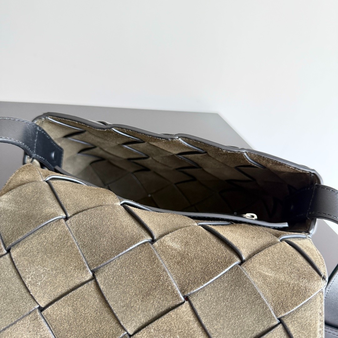 795637 Diago男士斜挎包 平紋黑色（蛇頭五金）_11