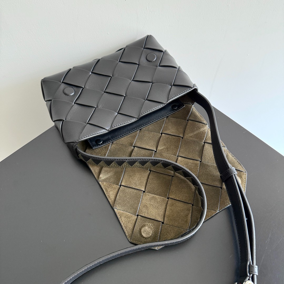 795637 Diago男士斜挎包 平紋黑色（蛇頭五金）_6