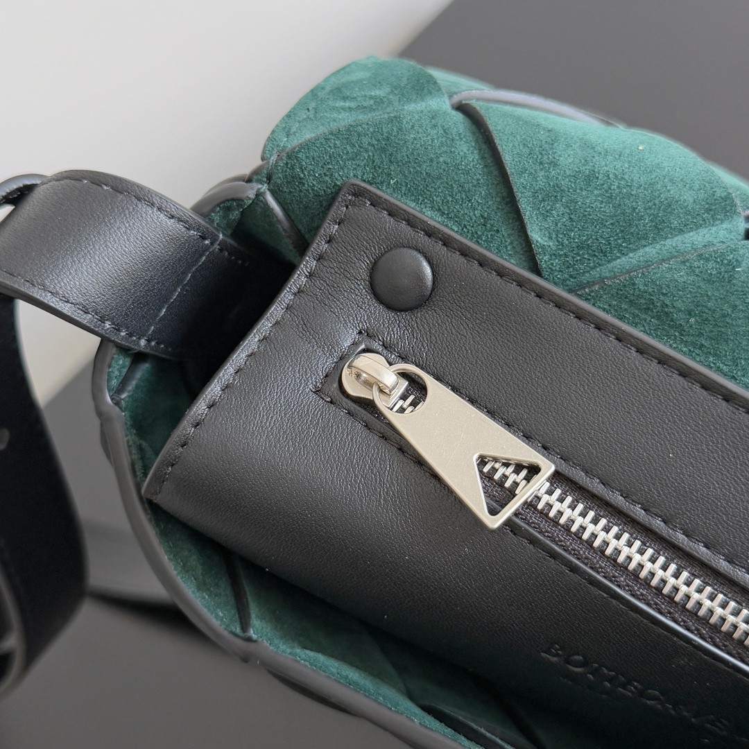 795637 Diago男士斜挎包 黑色平紋_8