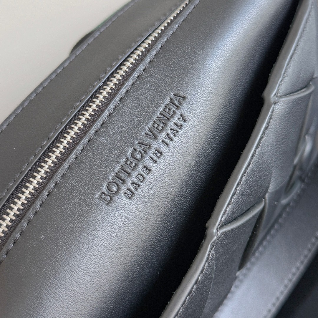 795637 Diago男士斜挎包 黑色平紋_9