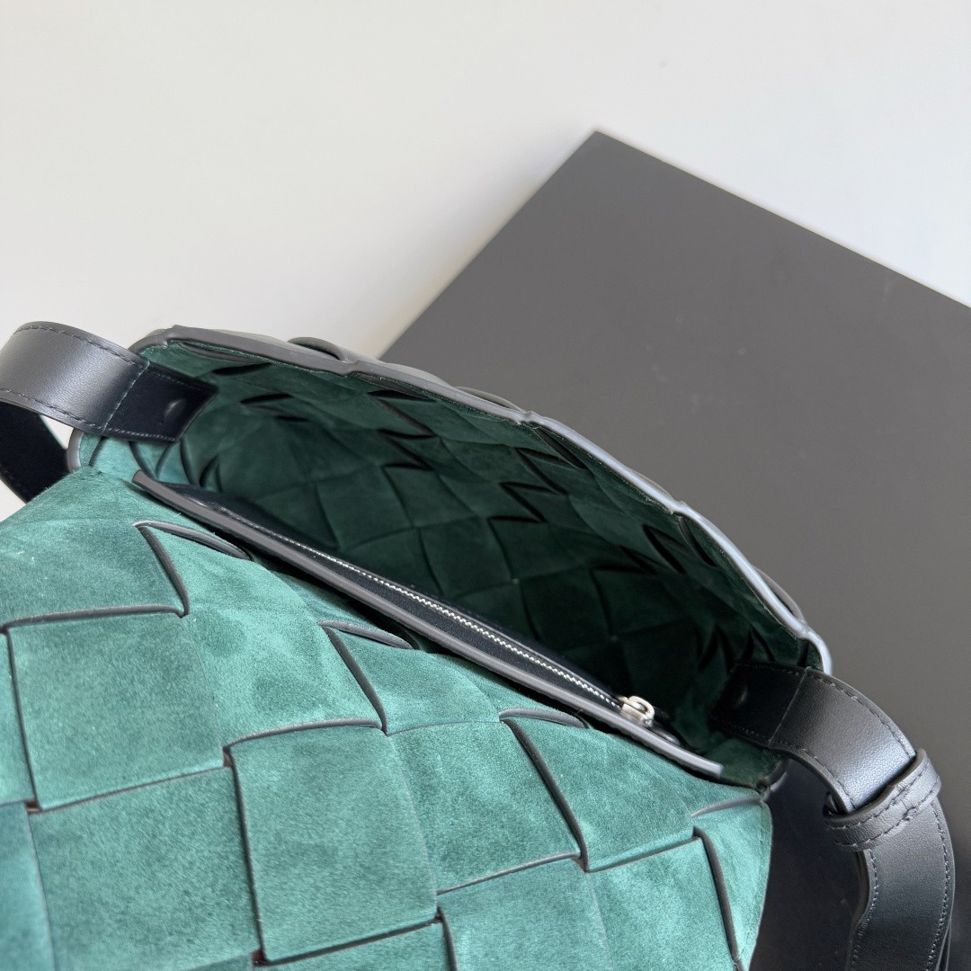 795637 Diago男士斜挎包 黑色平紋_3