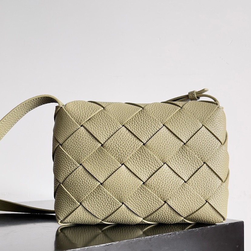 795637 Diago男士斜挎包 洞石綠_3