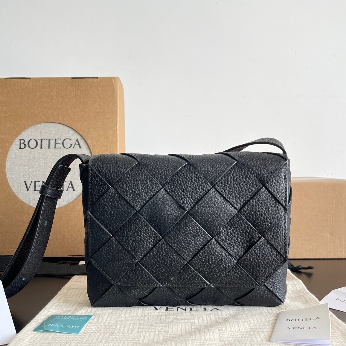 795637 Diago男士斜挎包 粒面黑色