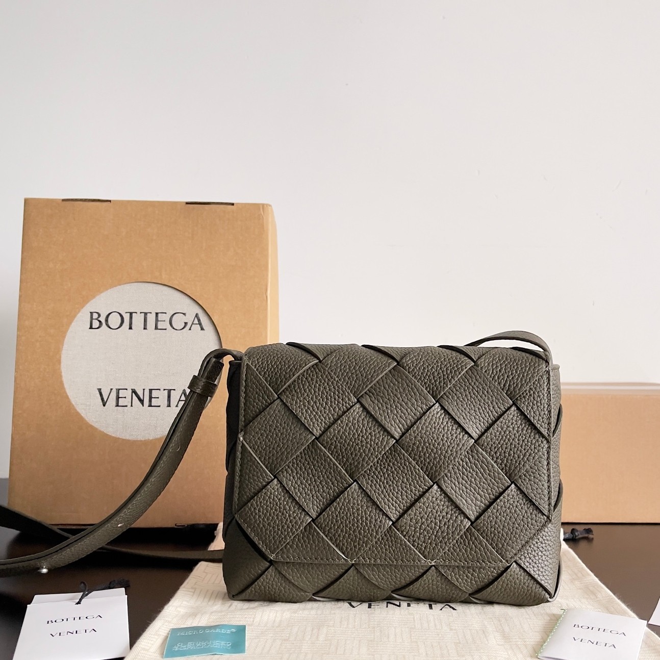 795637 Diago男士斜挎包 深卡其色