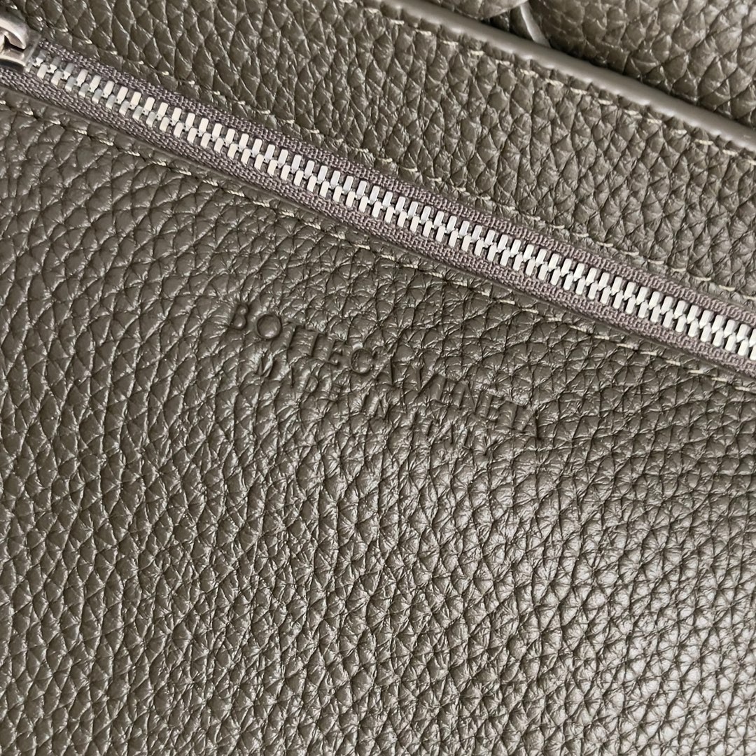 795637 Diago男士斜挎包 深卡其色_9