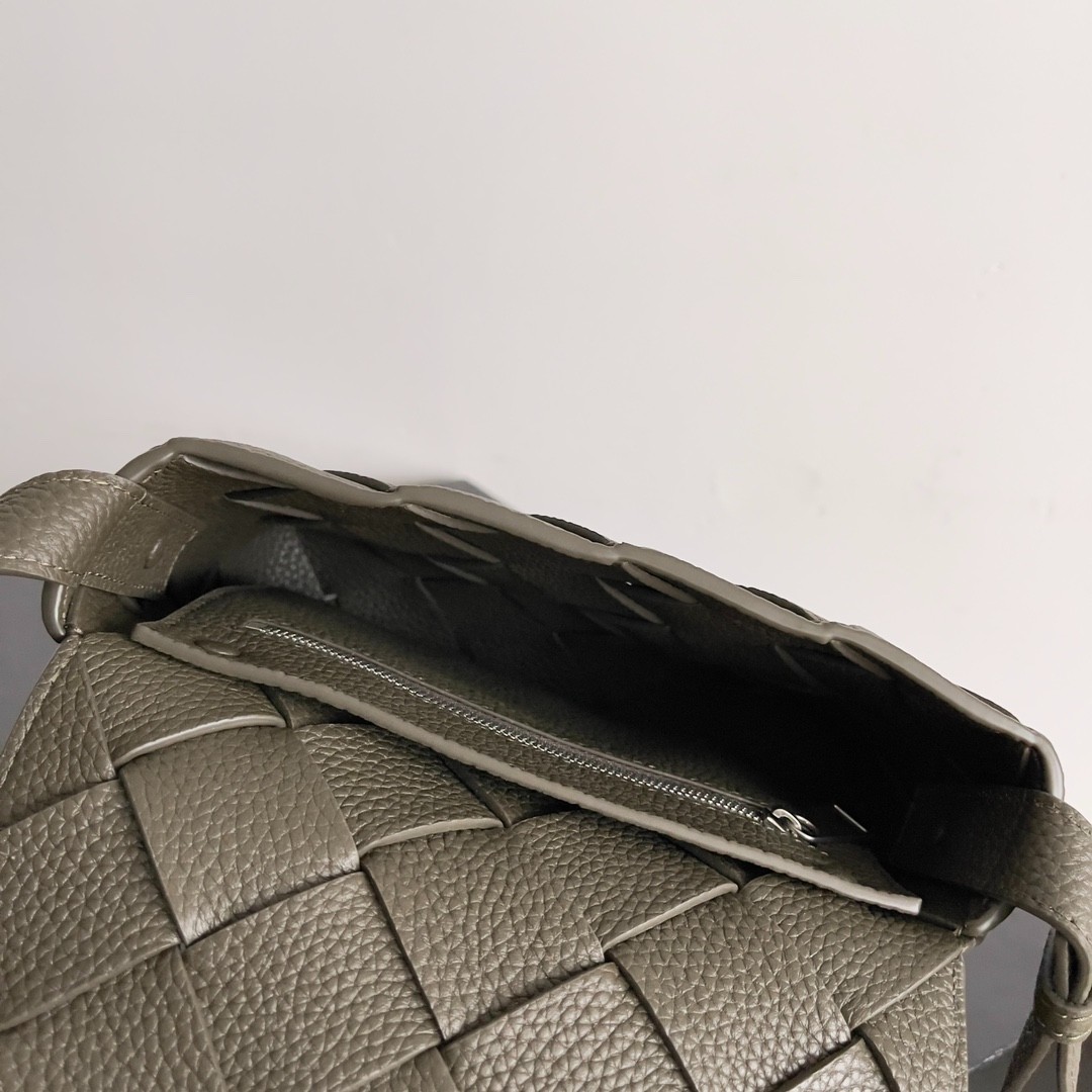 795637 Diago男士斜挎包 深卡其色_6