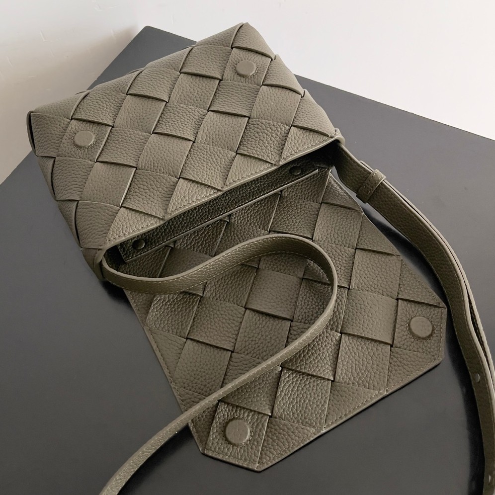 795637 Diago男士斜挎包 深卡其色_3