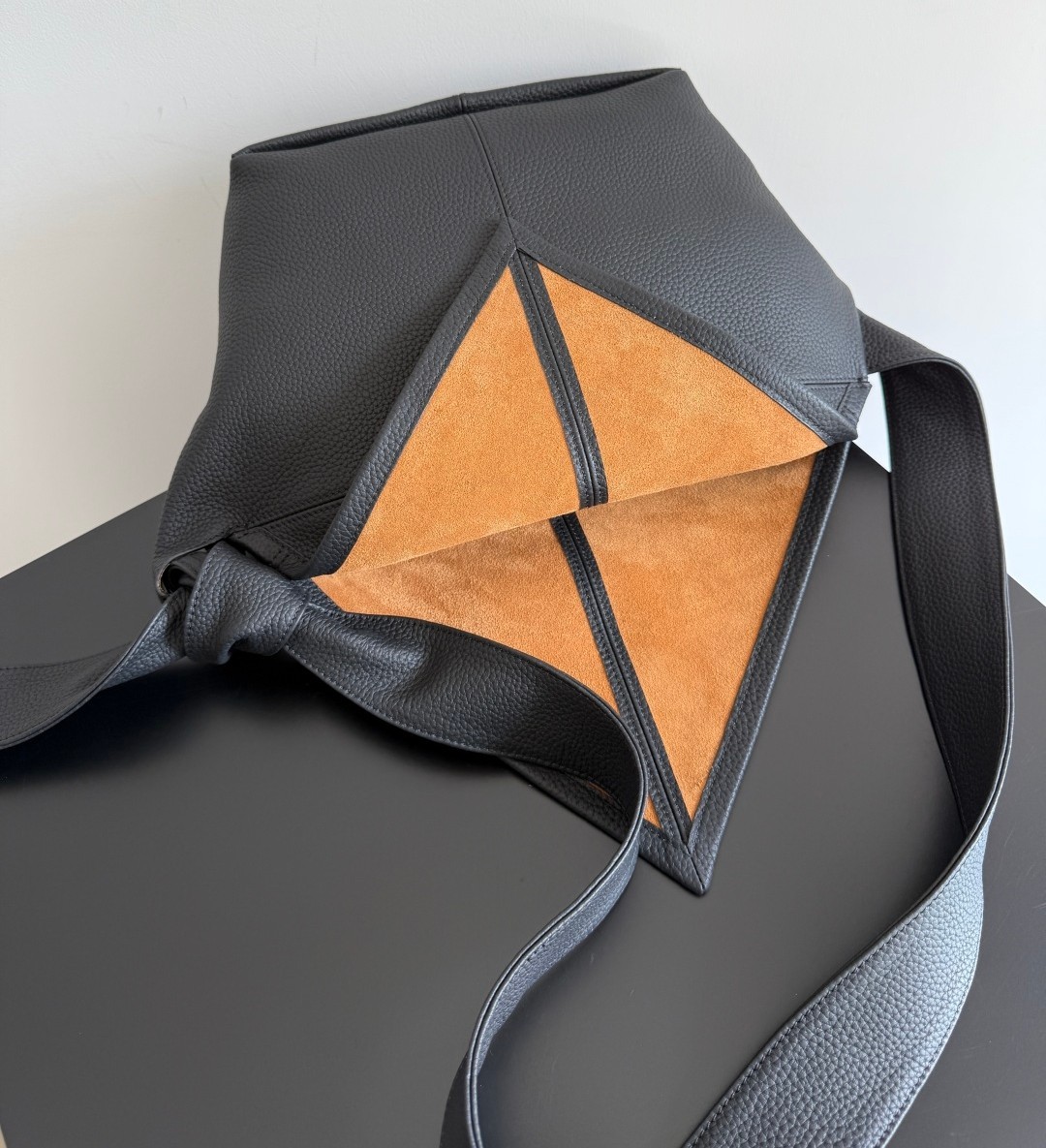 815807 Sawyer 小號牛皮款  荔枝紋黑色_8