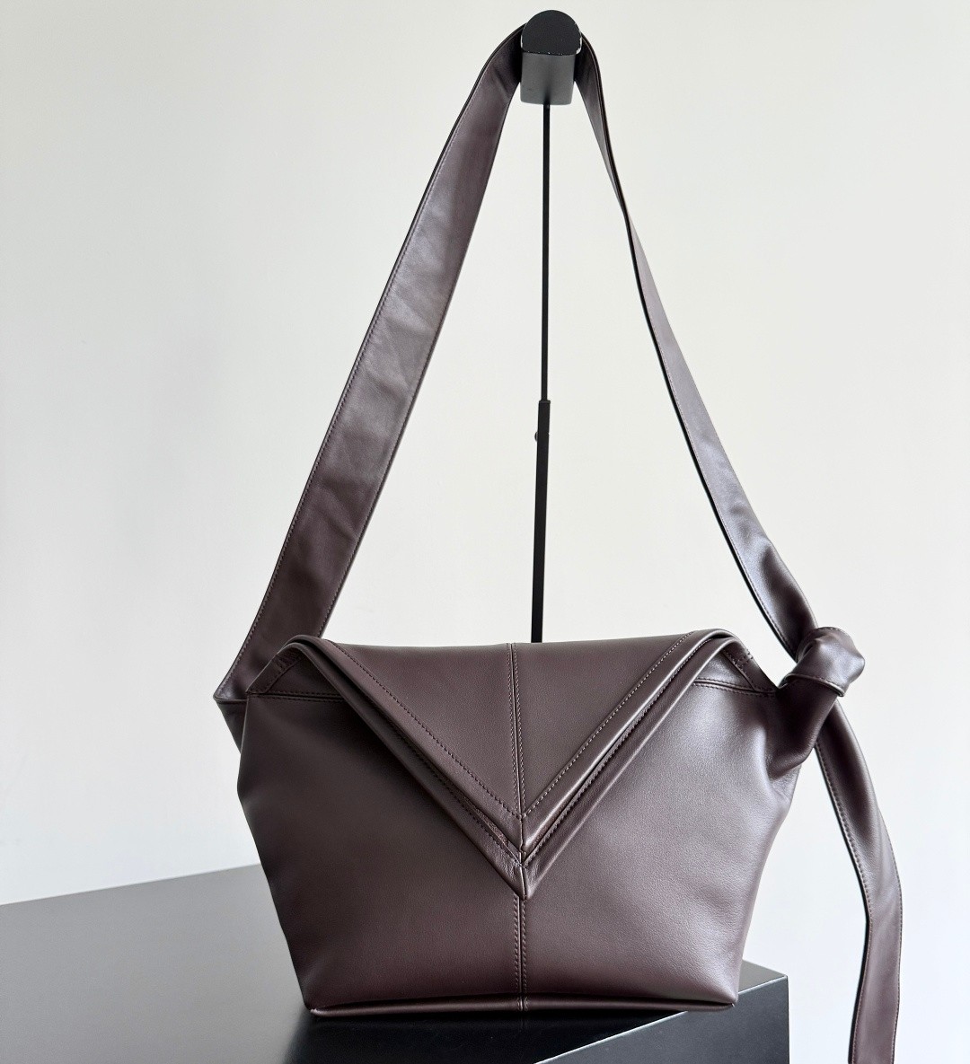 815807 Sawyer 小號牛皮款  巧克力棕色_5