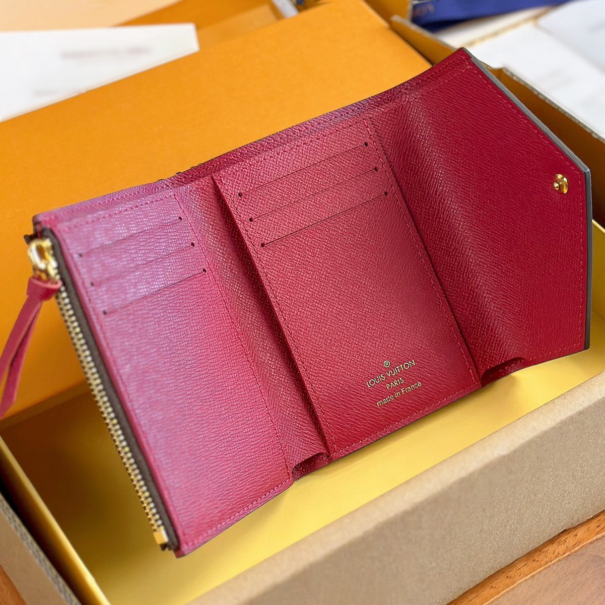 M41938 Victorine 短夾紫色_3