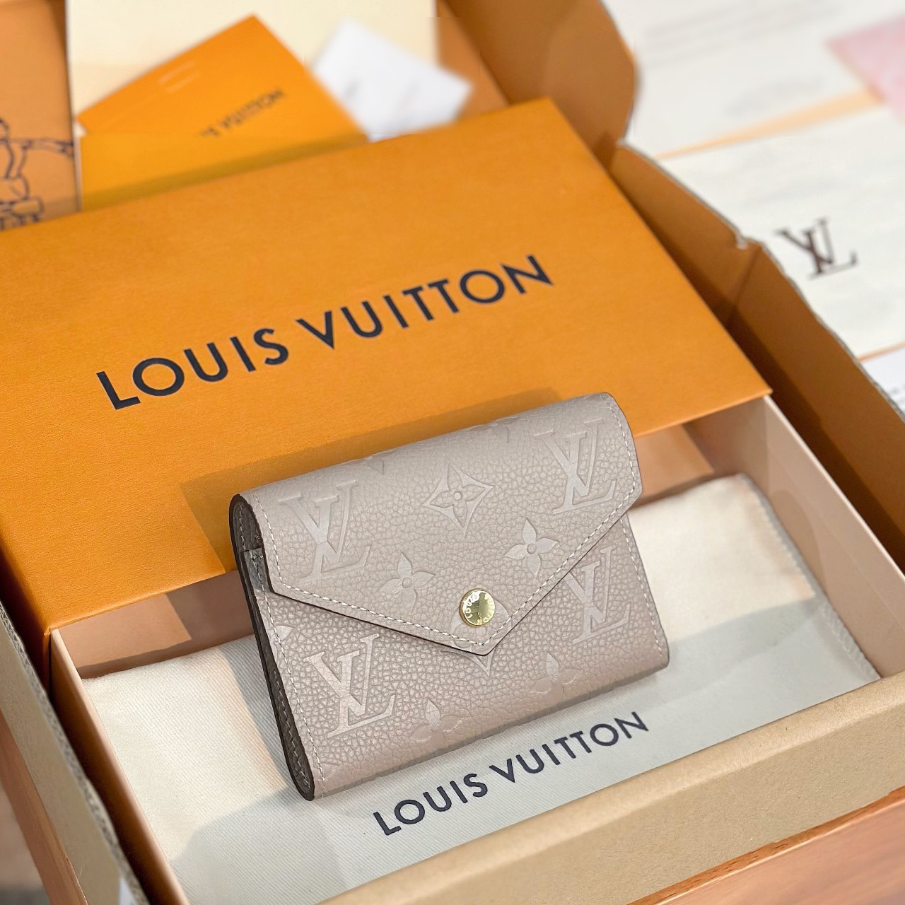 M13466 Victorine短夾Brume