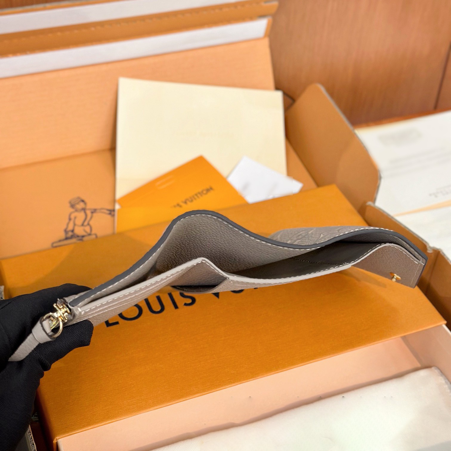 M13466 Victorine短夾Brume_3