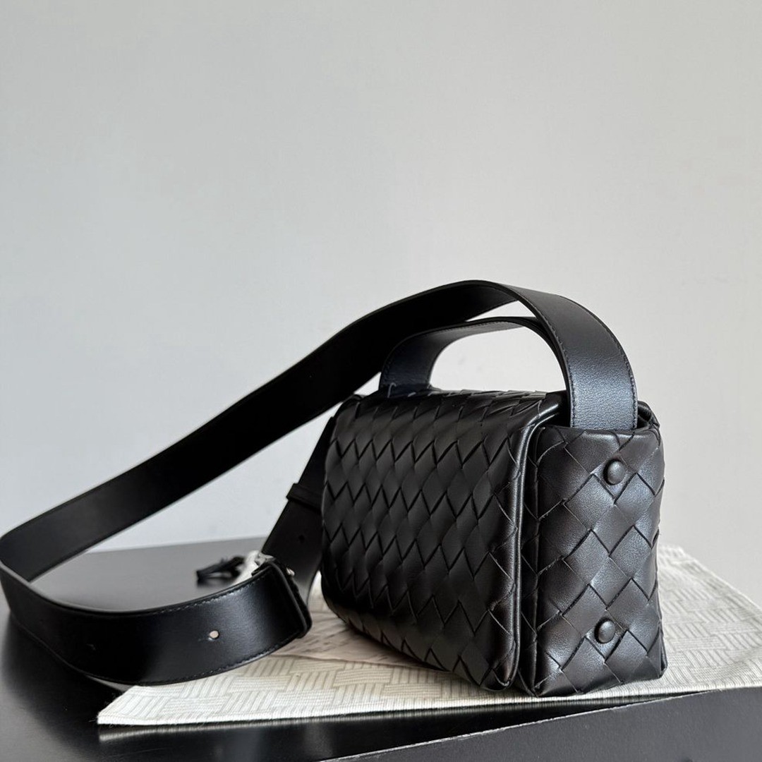 26早春新款857931 Intrecciato Mini Bag黑色_4