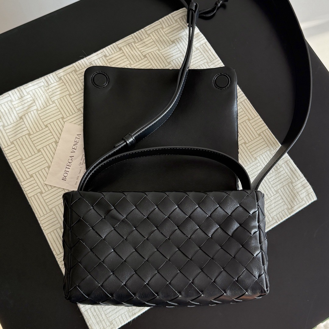 26早春新款857931 Intrecciato Mini Bag黑色_9