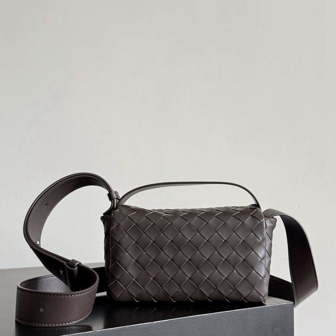 26早春新款857931 Intrecciato Mini Bag黑棕色_2