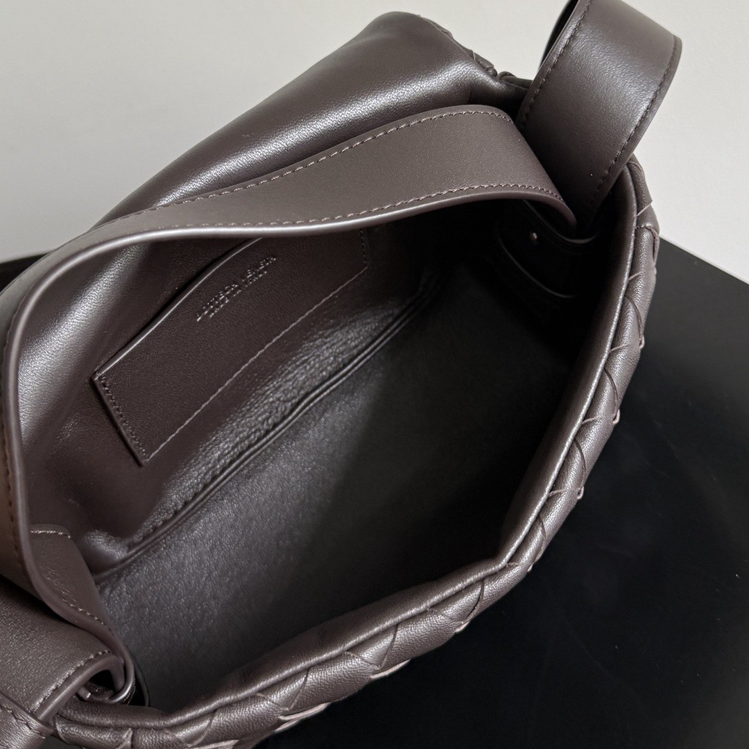 26早春新款857931 Intrecciato Mini Bag黑棕色_9