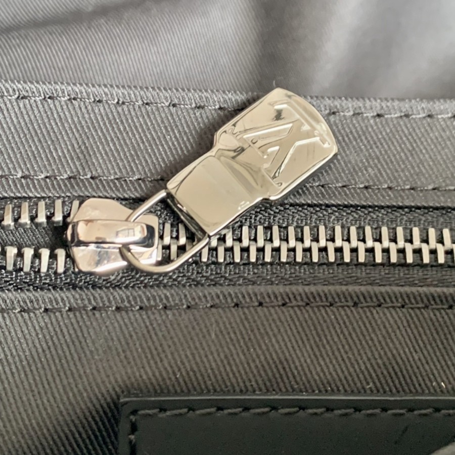 M40511 Messenger PM Voyager 小號黑花郵差包_9