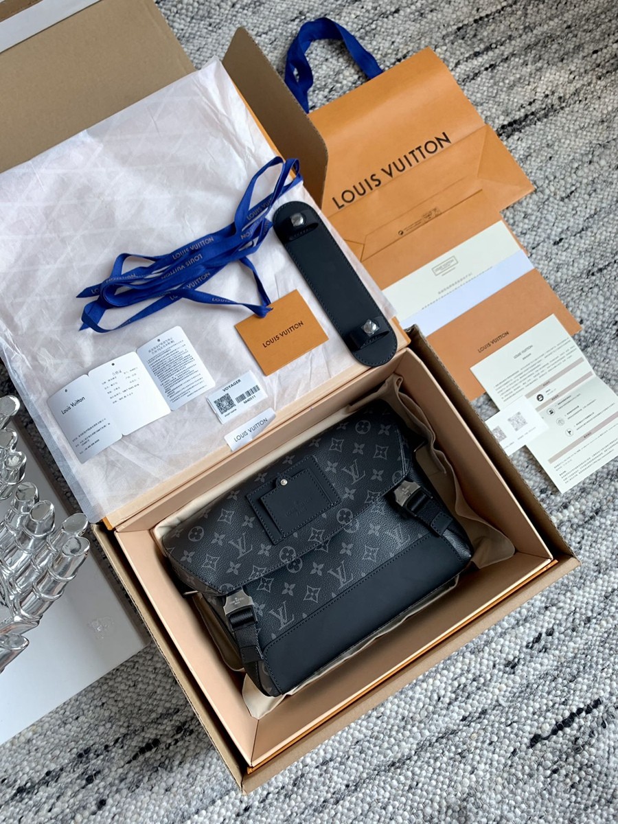 M40511 Messenger PM Voyager 小號黑花郵差包_10