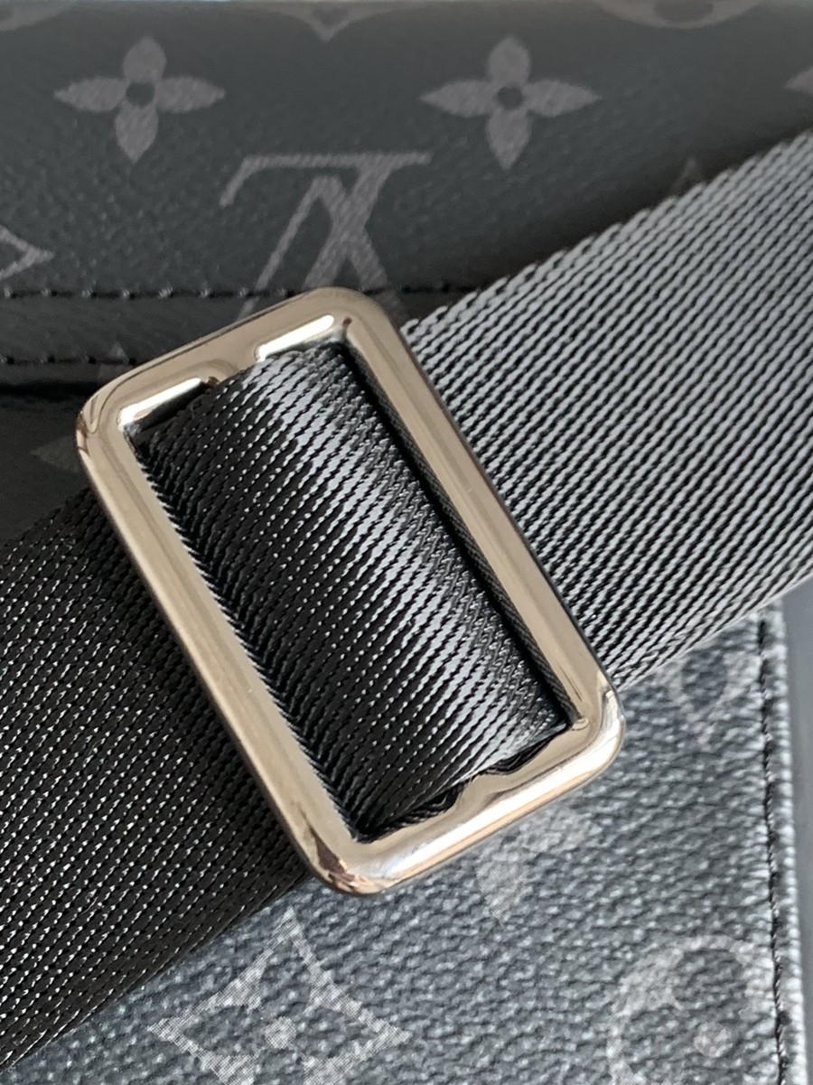 M40511 Messenger PM Voyager 小號黑花郵差包_15