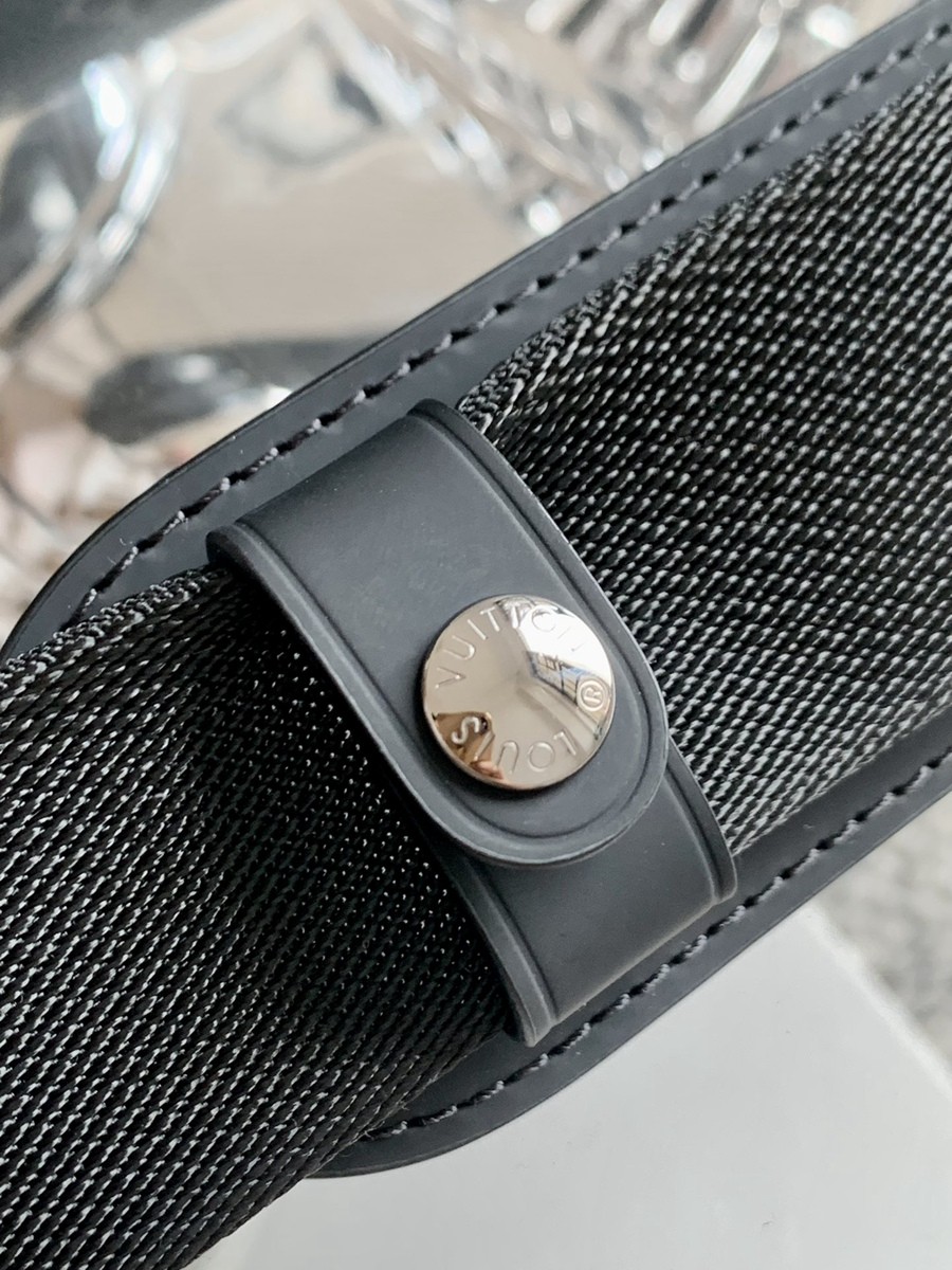 M40511 Messenger PM Voyager 小號黑花郵差包_17