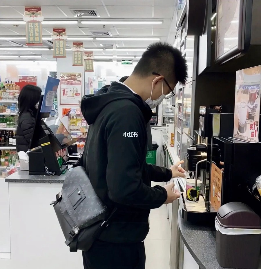 M40511 Messenger PM Voyager 小號黑花郵差包_19