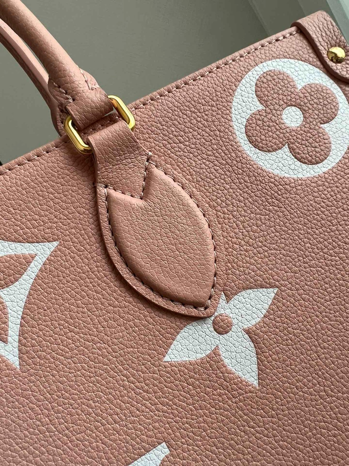 OnTheGo 中號手袋 M46286_5