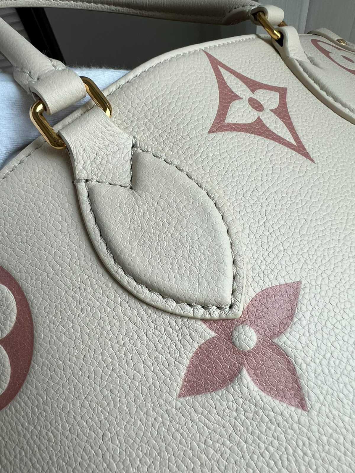 OnTheGo 中號手袋 M21575_6