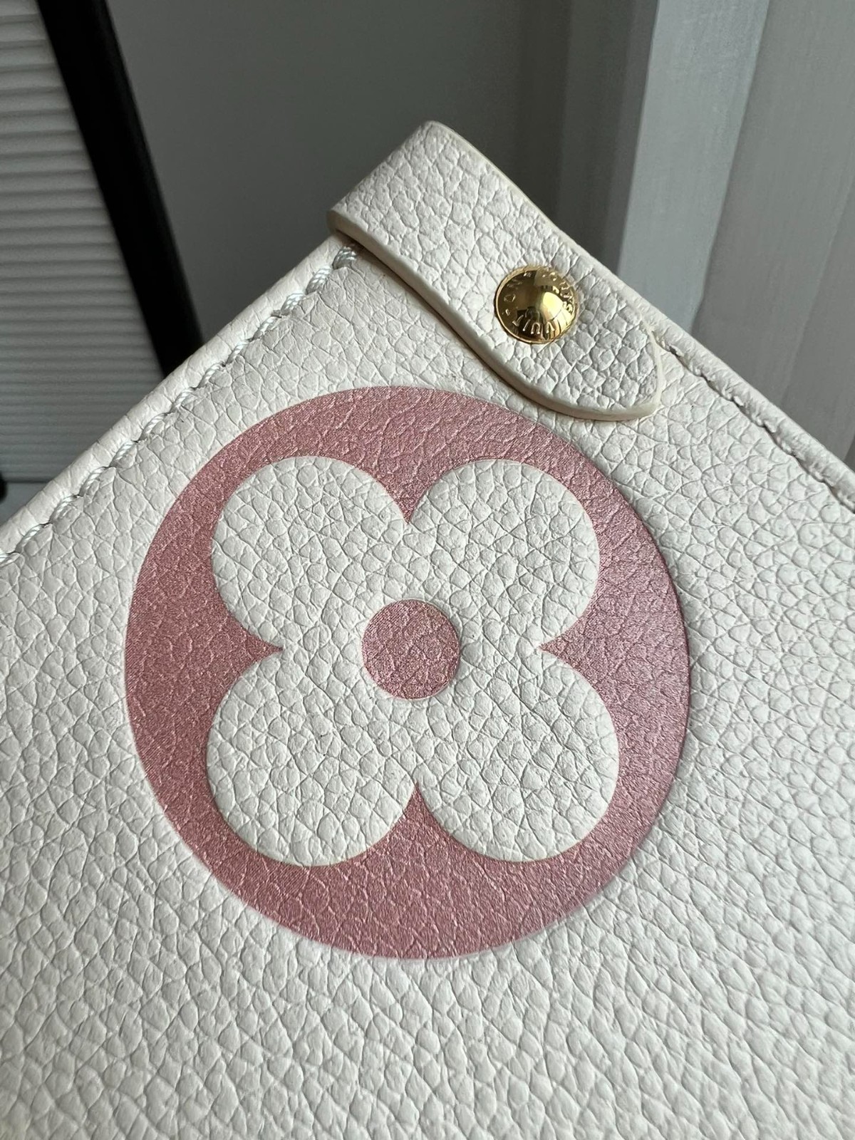 OnTheGo 中號手袋 M21575_7