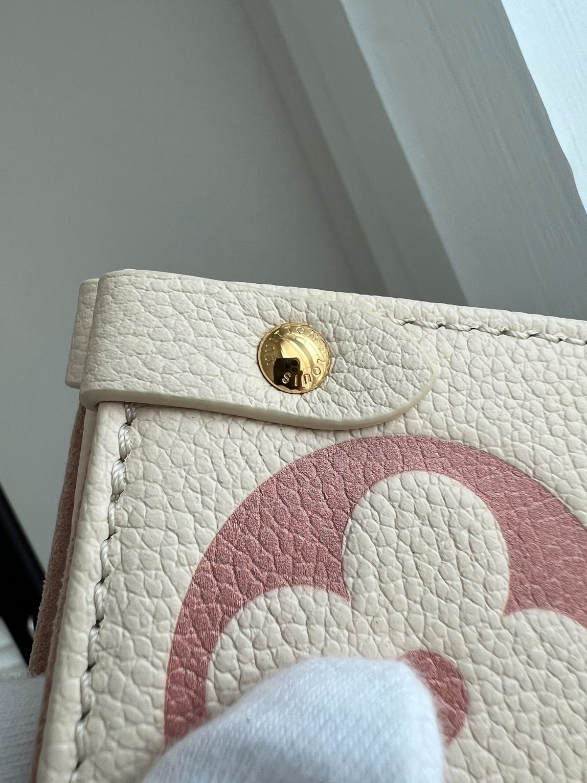 OnTheGo 中號手袋 M21575_8