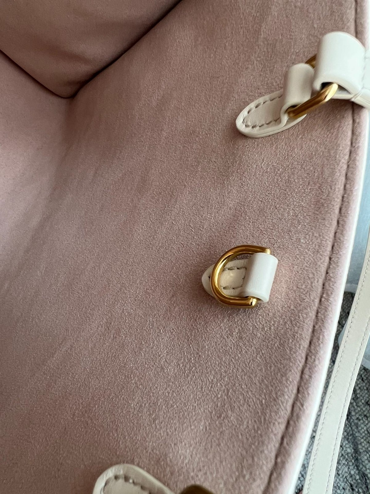 OnTheGo 中號手袋 M21575_13