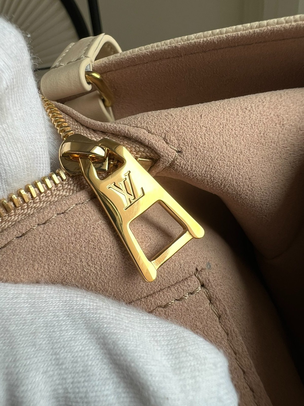 OnTheGo 中號手袋 M21575_16