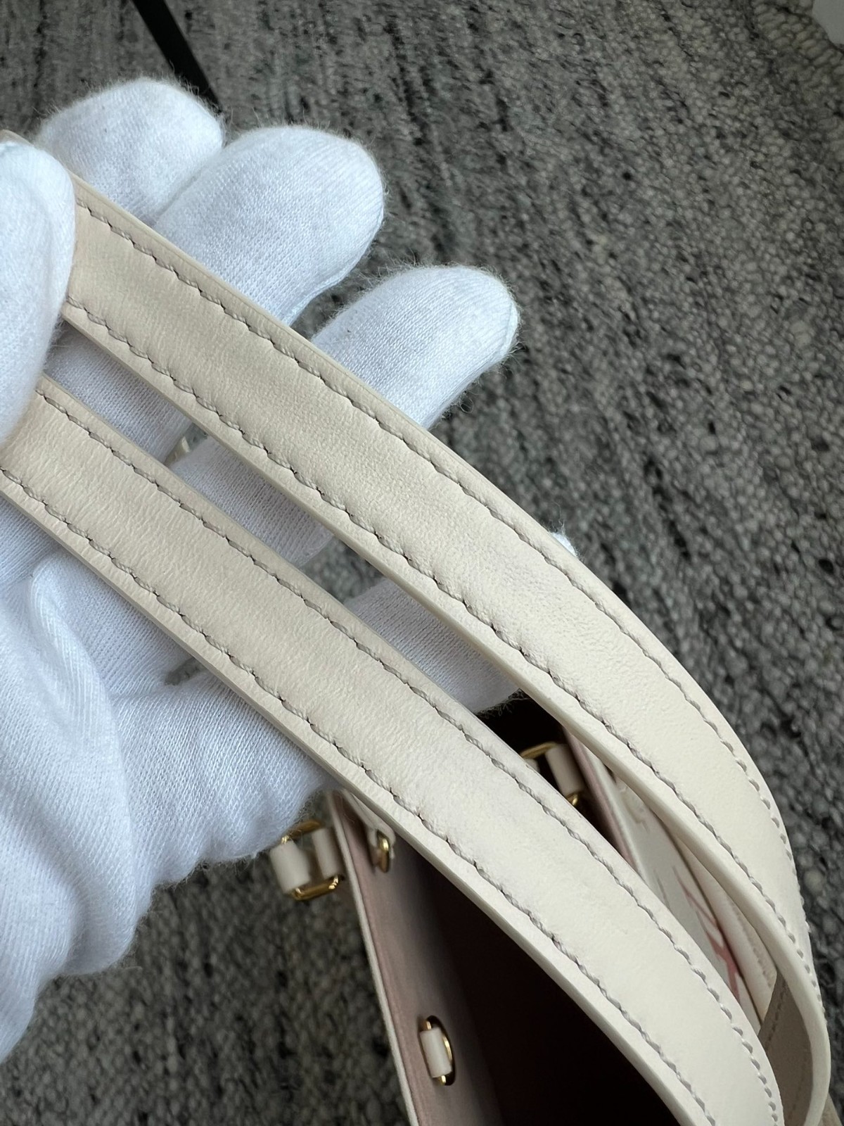 OnTheGo 中號手袋 M21575_17