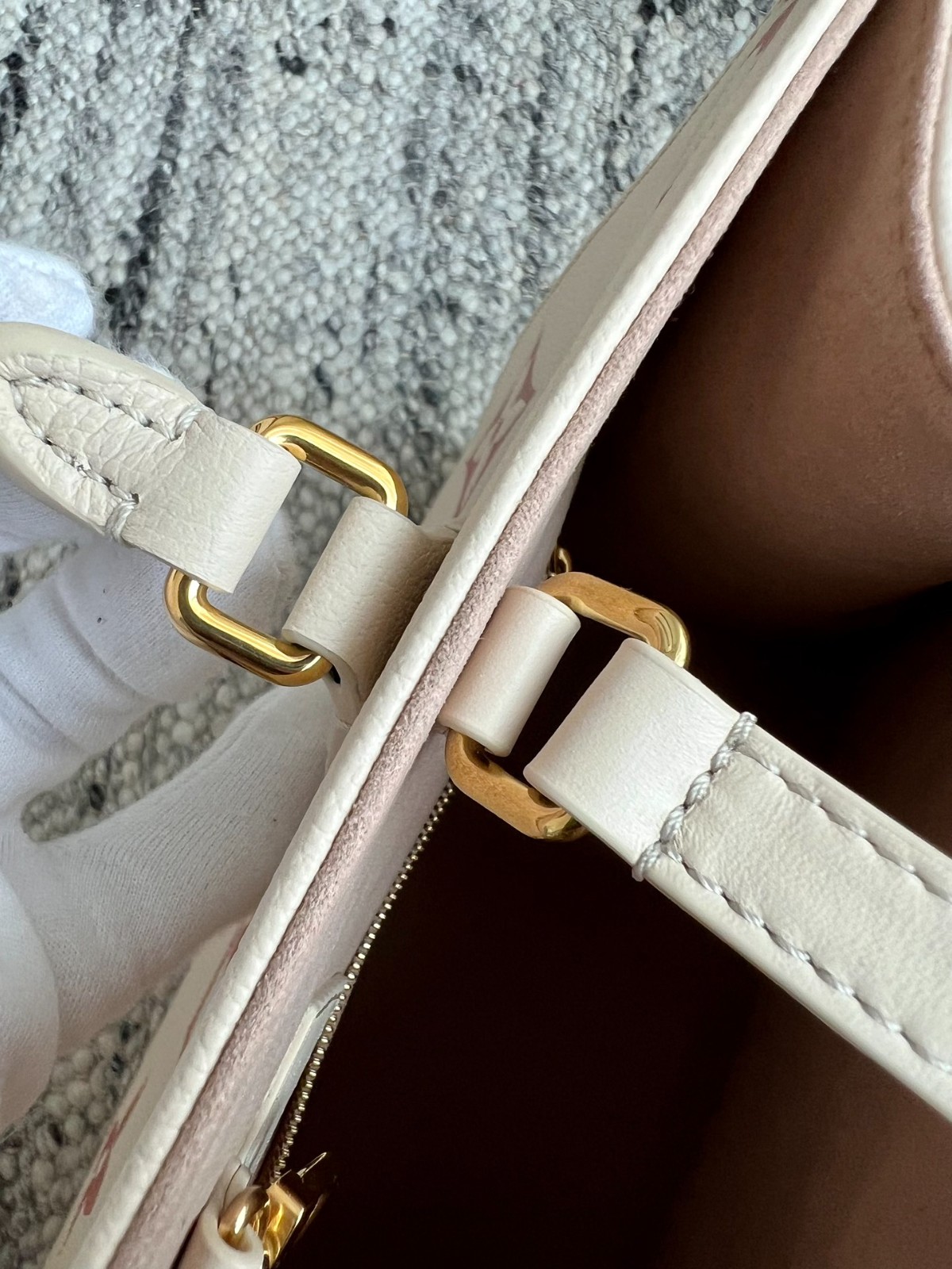 OnTheGo 中號手袋 M21575_18