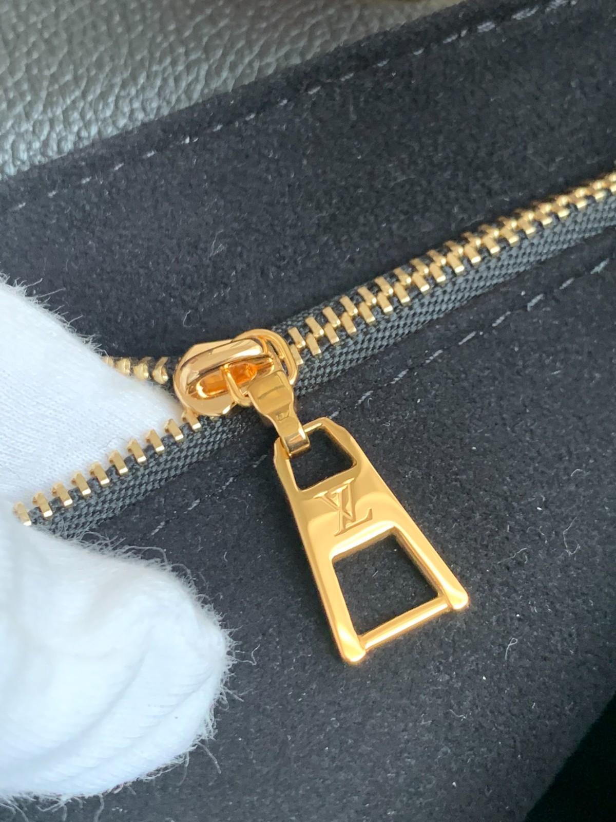 VAVIN 小號手袋M44151_16