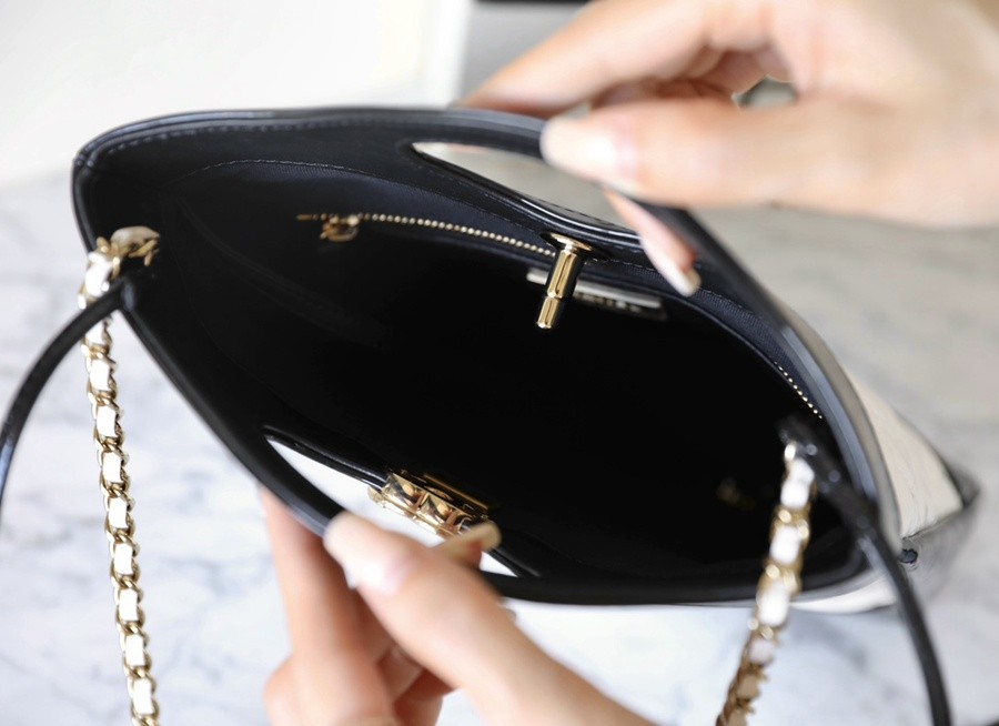 小香 23A 迷你31Bag購物袋 黑/白_5